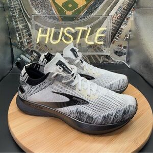 Brooks levitate 4 Women’s Size 7.5 (B) White/Black